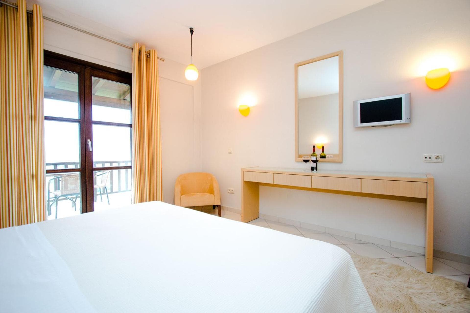 One-Bedroom Suite with Meteora View