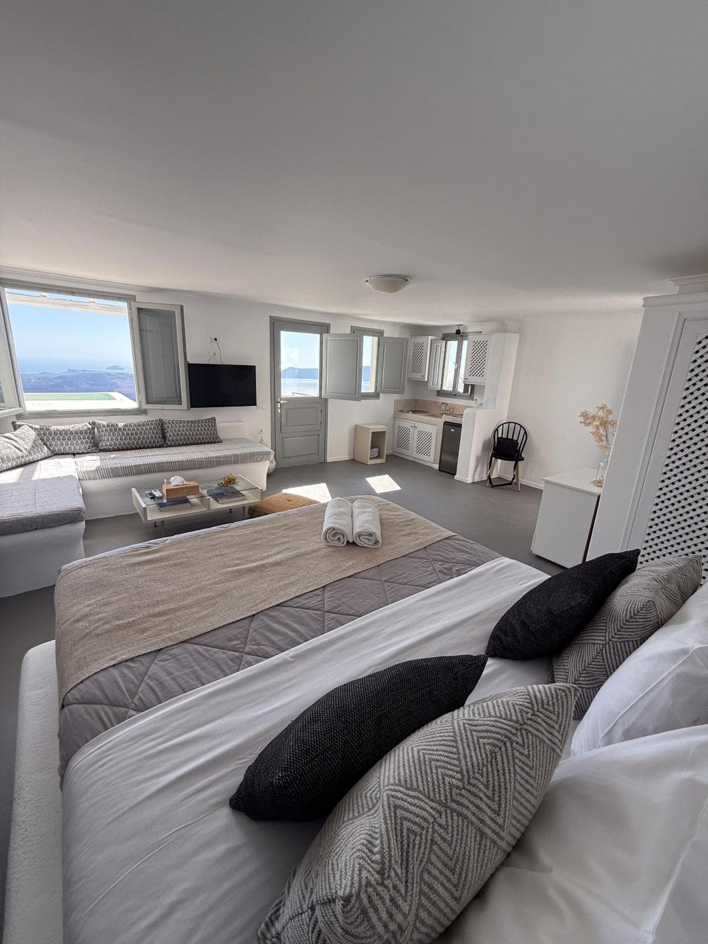HONEYMOON SUITE WITH CALDERA VIEW & PRIVATE JACUZZI