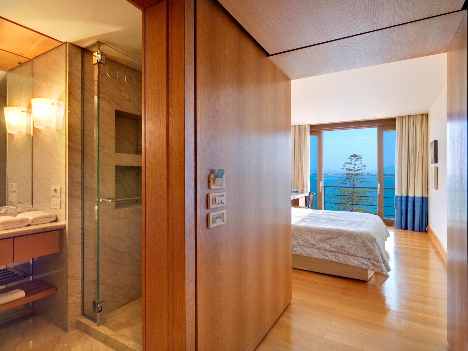 Deluxe Room with Hydromassage Shower and Sea View