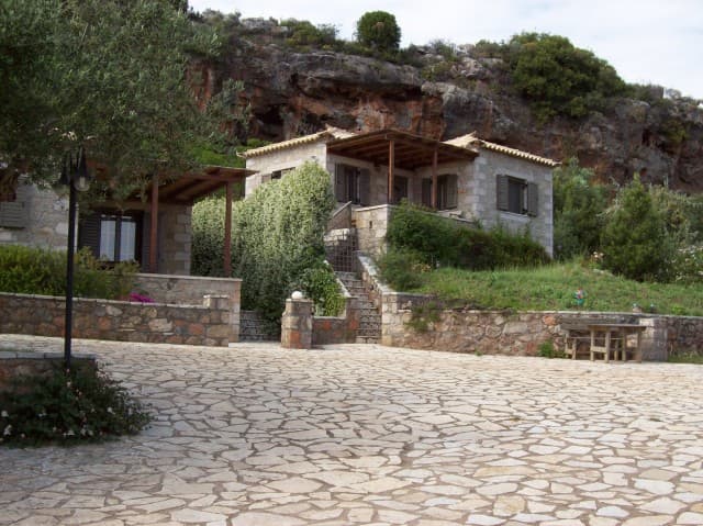 www.kripia.gr KRIPIA -STONE HOUSES