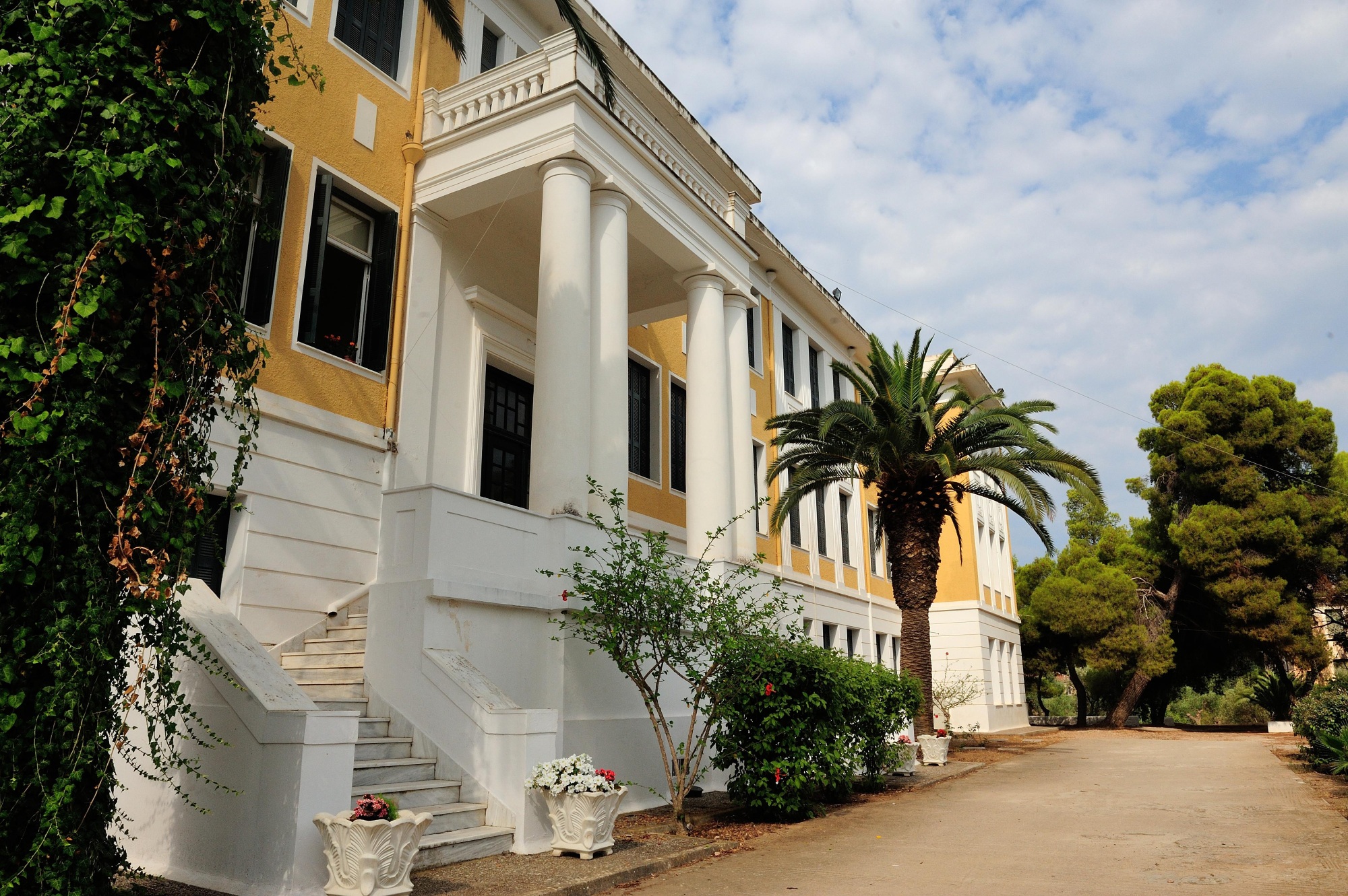 About the Anargyrios and Korgialenios School of Spetses